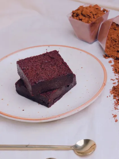 Our classic dark chocolate brownie presented simply with cocoa powder, letting the quality of the bake speak for itself.