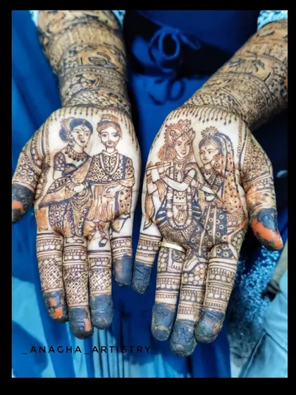 A close-up of the stained portraits. The details in the clothing and the expressions on the figures are preserved beautifully in the final stain.
