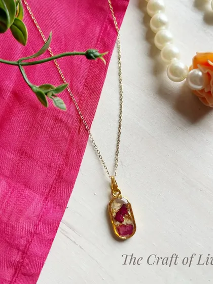 A rectangular pendant filled with preserved petals. This minimalist design is perfect for those who prefer a modern and simple style of jewelry.