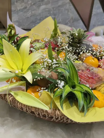 A duplicate of ID 40, highlighting the beautiful arrangement of fruits and flowers.