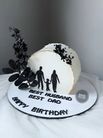 A modern and minimalist "top forward" cake. This design is perfect for a husband and dad, featuring a simple silhouette of a family.
