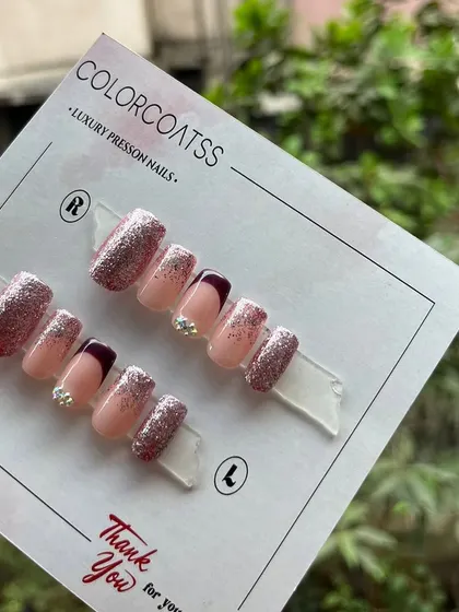 Perfect for wedding season or any special event. This press-on set combines glitter, a deep wine-colored French tip, and rhinestone accents for a truly glamorous look.