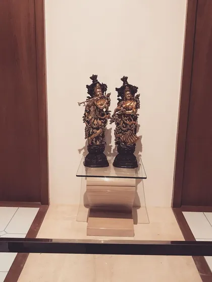 A duplicate close-up of the statues.