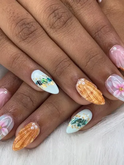 Ready for your next vacation? I created these beach-inspired gel extensions using FiDi art to get that realistic seashell texture and delicate floral details. This is wearable art that tells a story.