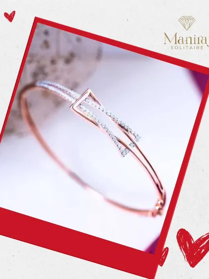 A diamond bracelet for every moment. This modern rose gold bangle with its geometric, diamond-studded clasp is a perfect gift to celebrate a love story.