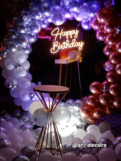 A modern balloon ring arrangement with a mix of colors and sizes, perfect for any contemporary birthday celebration.
