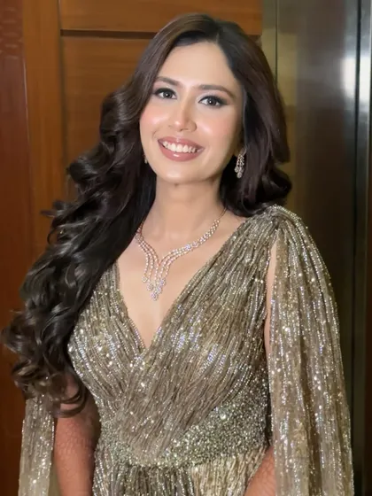 Grusha's smile lights up the room. Her Sangeet makeup was all about shimmer and radiance, creating a look that was perfect for celebrating all night long.