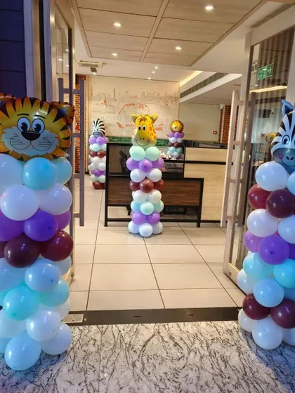 For this jungle animal themed party, I created these fun balloon pillars to welcome the guests. Each pillar was topped with a friendly animal face, like a tiger, giraffe, and zebra, setting a playful tone right from the entrance.