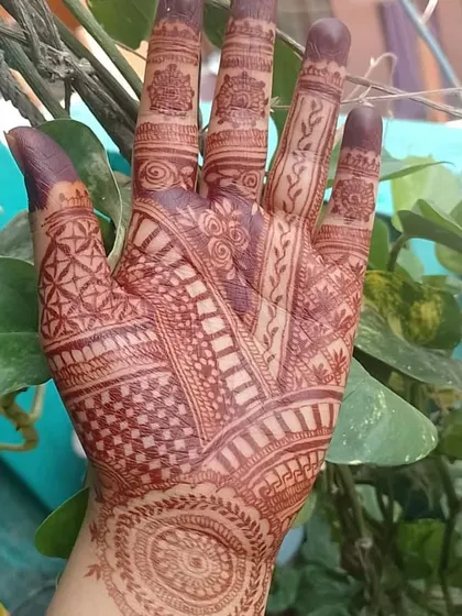 I'm in love with how this stain developed. The contrast between the delicate lines and the deep colour on the palm is just beautiful.