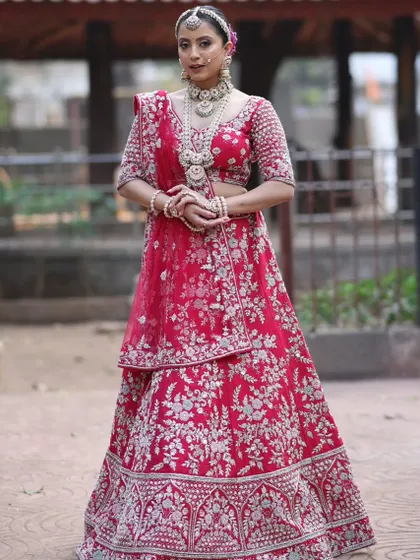 A complete bridal look featuring a heavy, gold-plated Kundan necklace, haath phool, and maang tikka, all available for rent.