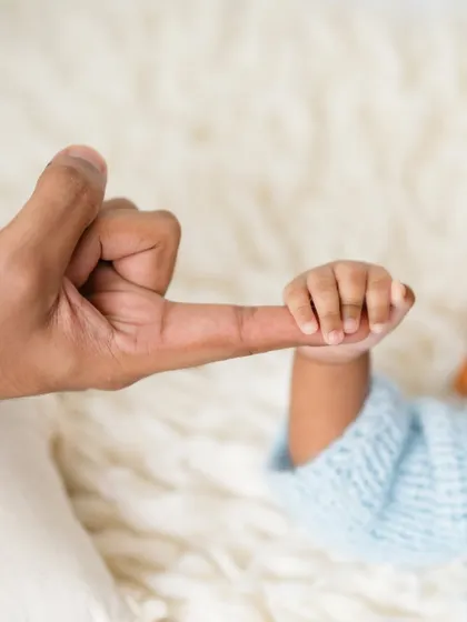 Another beautiful take on the 'hand-in-finger' pose. The soft, fluffy background adds to the gentle and delicate feel of the photo.