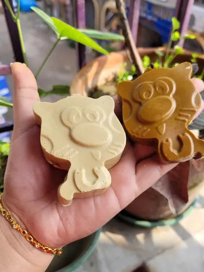 Trying out some new soap designs. These are made with multani mitti and sandalwood, perfect for calming and purifying the skin.