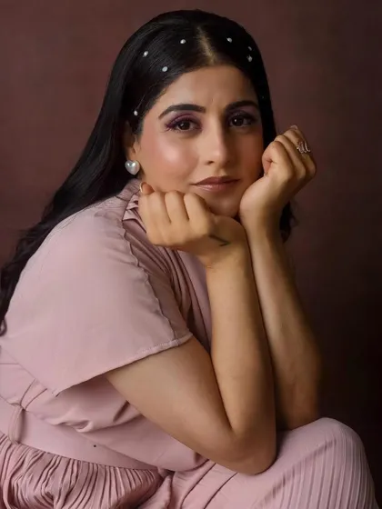 A front view of the pearl-adorned hairstyle, showing how a small accessory can elevate a simple look.