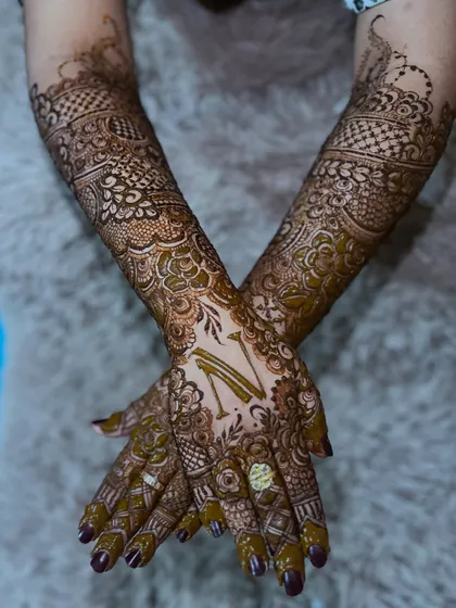 A crossed-hands pose showing the complete semi-bridal look with the initial 'N'.