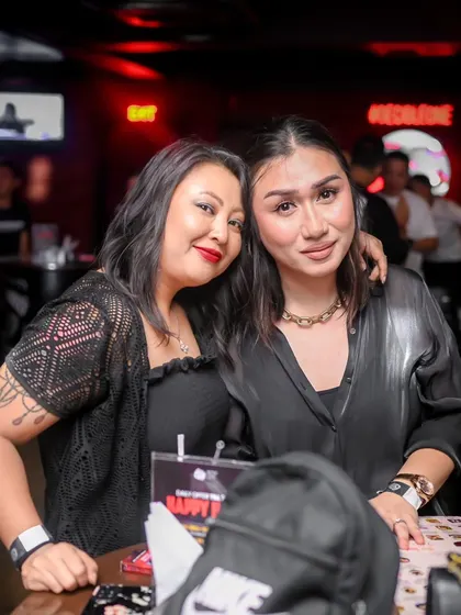 The ladies looking stylish at the bar. The crowd at my events always comes with great energy and style.