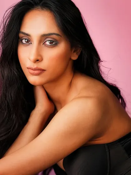 This striking headshot uses a classic lighting setup against a simple pink backdrop. We focus on achieving that perfect glow on the skin using a combination of Profoto and Aputure lights.