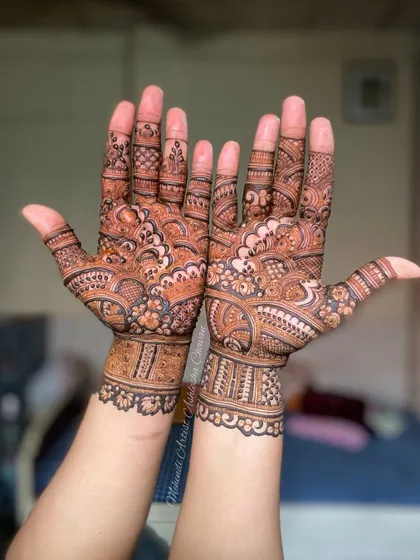 A classic Indian design, perfect for a sider or a festival. The patterns are intricate and cover the hands in a beautiful, traditional style.