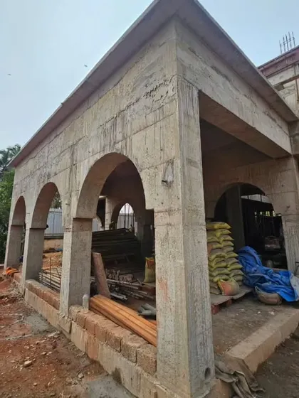 A close-up of the arched portico of the Veerabhavana Villa during construction. Even in its raw concrete form, the elegance and classical proportions of the architectural design are clearly visible.