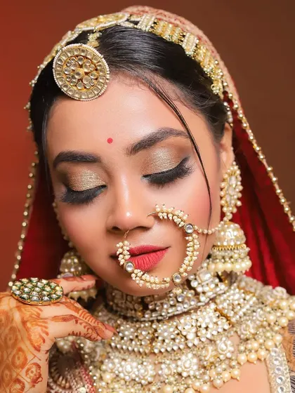 With eyes closed, you can see the soft gold glitter on the lids, which adds a touch of glamour without being overwhelming.