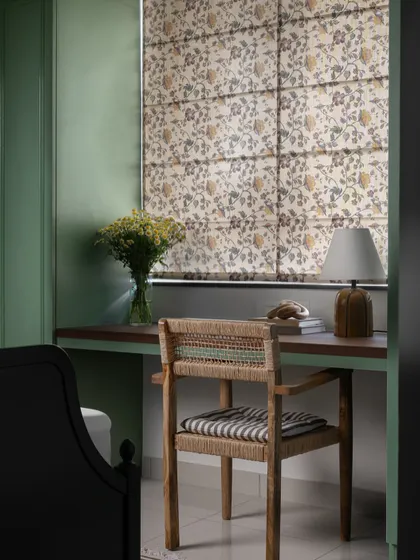 If there was ever a space that would make you want to study, it’s this one. Farmhouse-style inspired furniture, like the woven-back chair and floral roman blinds, brings life to this functional corner, transforming it into a statement nook.