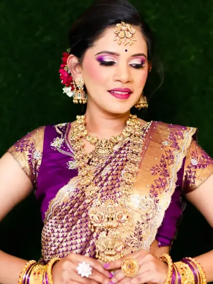 Another shot of this beautiful bride, focusing on the harmony between her makeup, jewellery, and attire. The look is traditional yet feels modern and fresh.