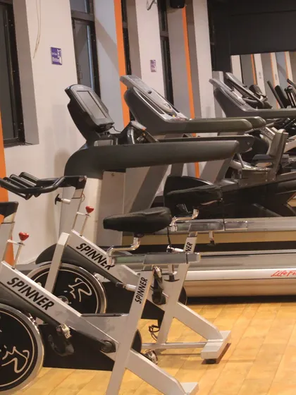 Our cardio area includes both treadmills and Spinner bikes. This gives you multiple options for your cardiovascular training, whether you prefer running or cycling.