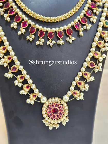 A close-up of the stunning pendant on the long haar, showcasing the detailed craftsmanship.