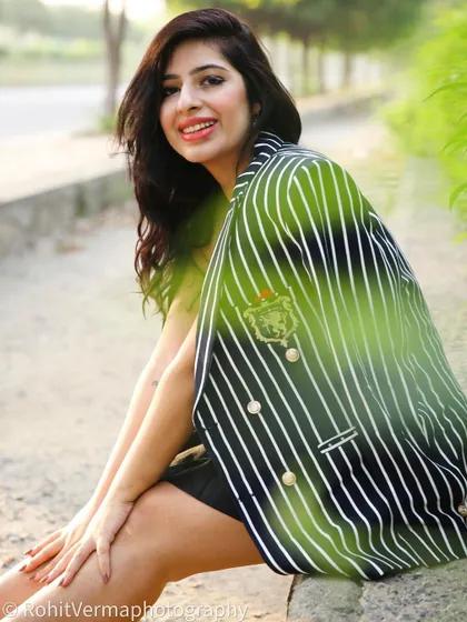 Using foliage to frame the shot adds depth and a creative touch to this outdoor portrait.
