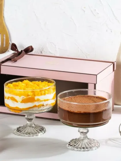 The same twin gift set, this time with our classic pink box. The clear window beautifully displays the contrasting colours of the mango and chocolate desserts.