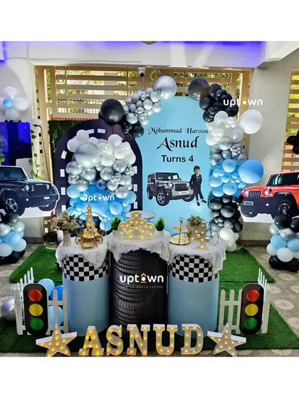 The full stage setup for the Thar themed birthday party.
