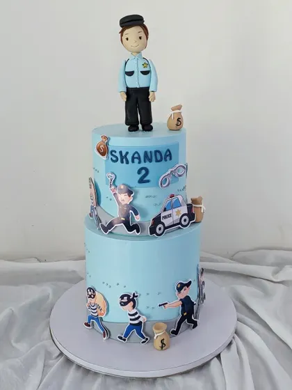 Another angle of the two-tiered police cake.