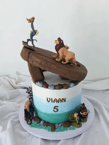 This Lion King cake was a dream to create, especially the edible version of Pride Rock. It features Simba, Rafiki, and other beloved characters.