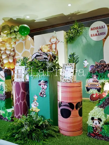 A detailed corner of the jungle safari decor, featuring themed pedestals with animal prints, lush foliage, and small character cutouts. Every detail is designed to contribute to the overall theme.