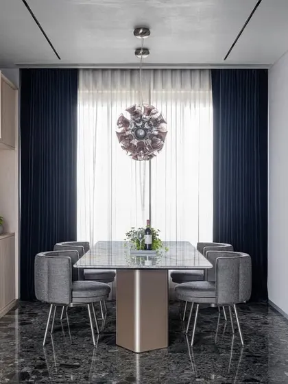 The six-seater dining table is positioned adjacent to the kitchen block, with the light oak creating a warm backdrop.