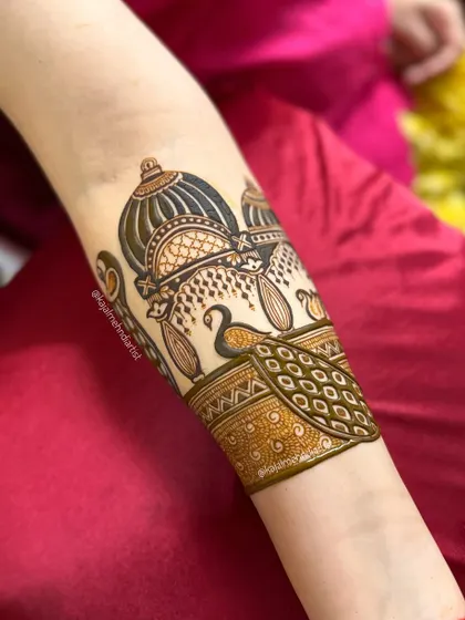 A majestic palace-inspired armband design. The intricate domes and pillars create a unique and architectural piece, perfect for a bride looking for something regal and different.