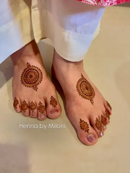 Another shot of the minimal mandala foot design. It's a classic and timeless choice for beautiful feet.