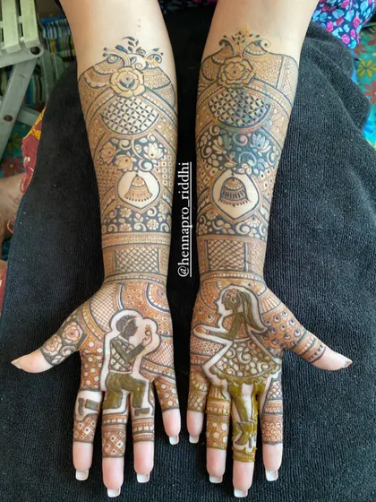 "And she said Yes!" This engagement henna perfectly captures the joy of a proposal. The silhouette figures on the palms are a modern and stylish way to tell your love story.
