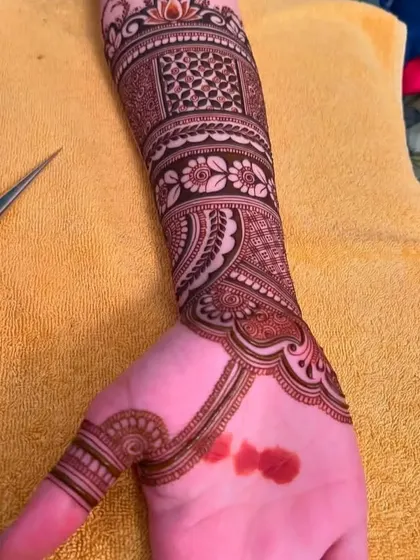 A close-up of a freshly applied design. You can see the henna paste is still wet. I also provide a free trial patch to show you the color.