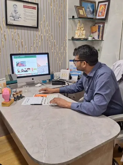 Another view of the consultation desk, where every patient's journey begins with a thorough analysis and a clear, honest discussion.