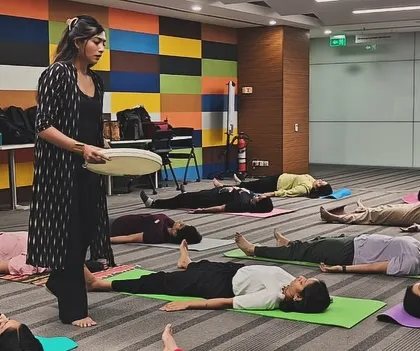 Another view of the relaxation portion of the session at ABB, with employees resting comfortably. The colorful wall in the background adds a nice touch of vibrancy to the calming scene.