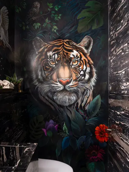 An identical shot of the powerful tiger mural, a detail that never fails to wow guests.