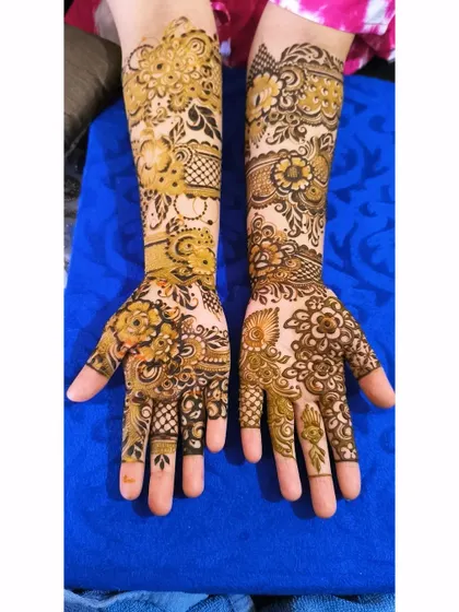 This design combines floral elements on the arms with more traditional patterns on the palms.