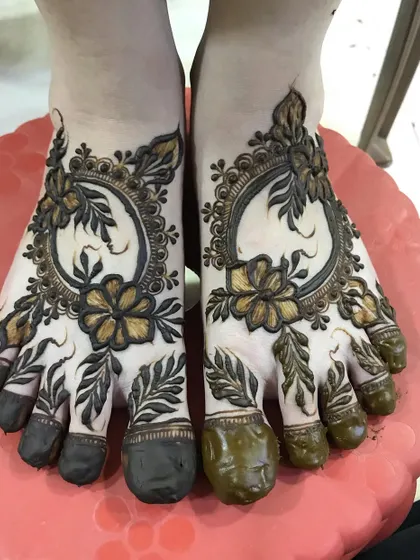 A gorgeous Gulf-style design for the feet, with a central floral medallion and leafy patterns on the toes.
