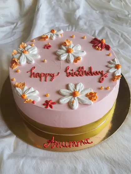 Another angle of the simple and aesthetic daisy birthday cake.