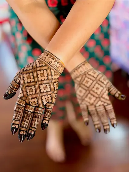 A full-hand design featuring a traditional checkerboard pattern, a timeless look for any occasion.