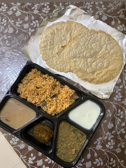 A healthy and rustic meal box featuring Jollada Rotti (sorghum flatbread) with authentic accompaniments. I specialize in using healthy millets and traditional grains in my catering menus.