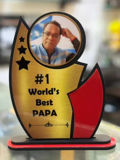 The perfect award for the '#1 World's Best Papa.' This trophy for Father's Day can be personalized with his photo.