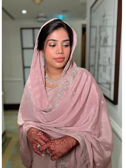 A subtle blush pink monochrome look for this gorgeous bride. The makeup is soft, romantic, and perfectly complements her outfit.