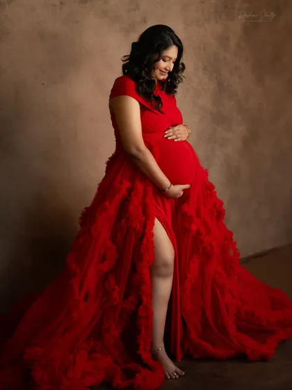 A quiet moment of connection between mother and baby. This pose, looking down at her bump, is so full of love and anticipation, captured beautifully in my Thane studio.