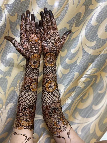 A dynamic pose showing off the full length of this floral and jaal bridal design.